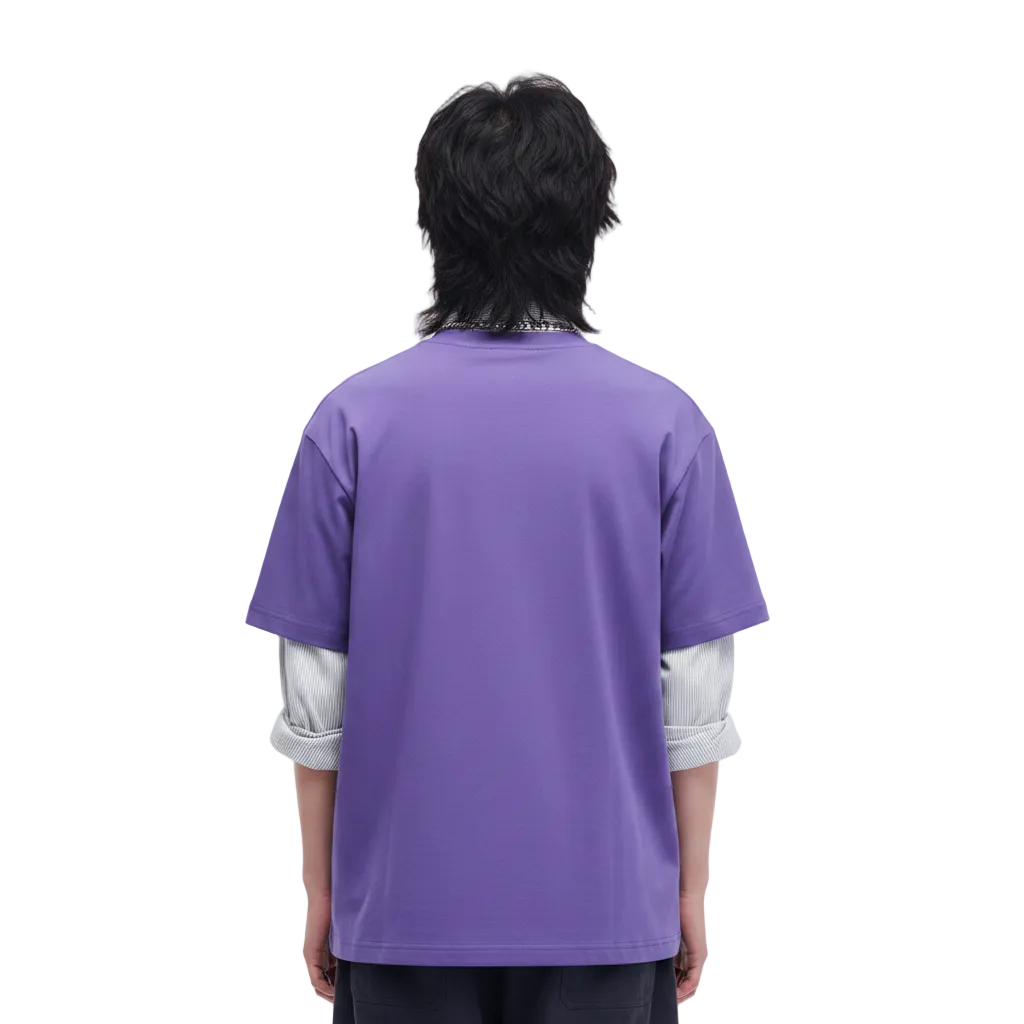 保持同一位男模特、同一件紫色宽松短袖T恤及白色内搭衬衫，生成纯白背景1:1正方形的上半身背面展示。模特完全背对镜头，衣服居中平整，无褶皱歪斜，背面纯紫色无正面彩色图案，不要全身。